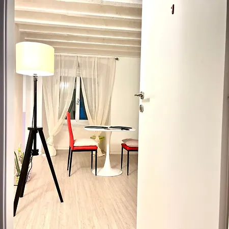 Centro Affittacamere- Bagno In Comune 招待所
