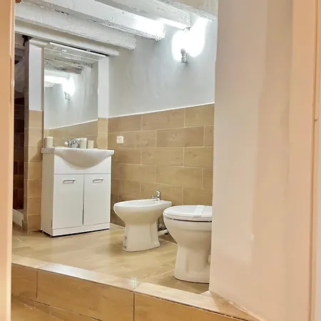 Centro Affittacamere- Bagno In Comune Konukevi *