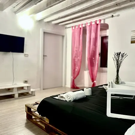 Centro Affittacamere- Bagno In Comune Πανσιόν